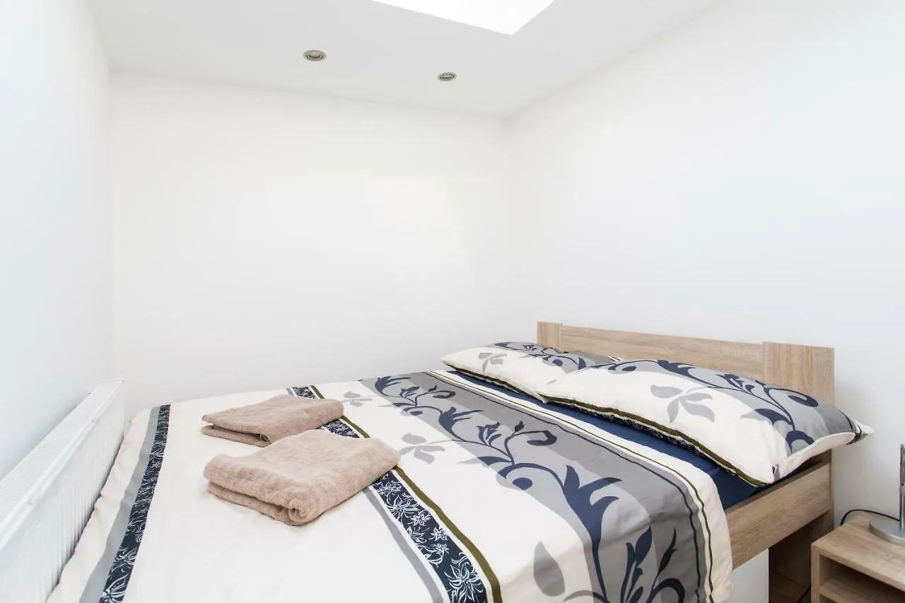 Small House With Parking Villa Prag Tjeckien
